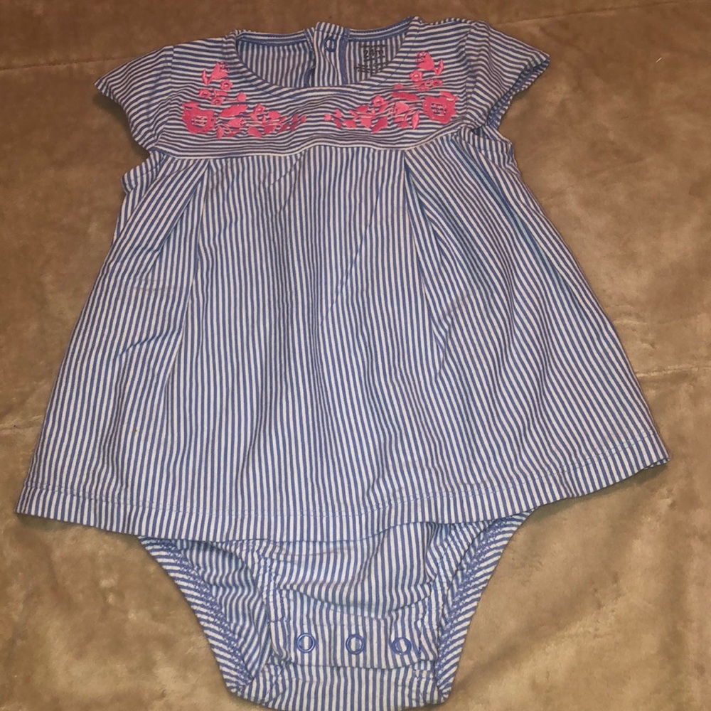 24 m Carter’s one piece - Picture 2 of 6